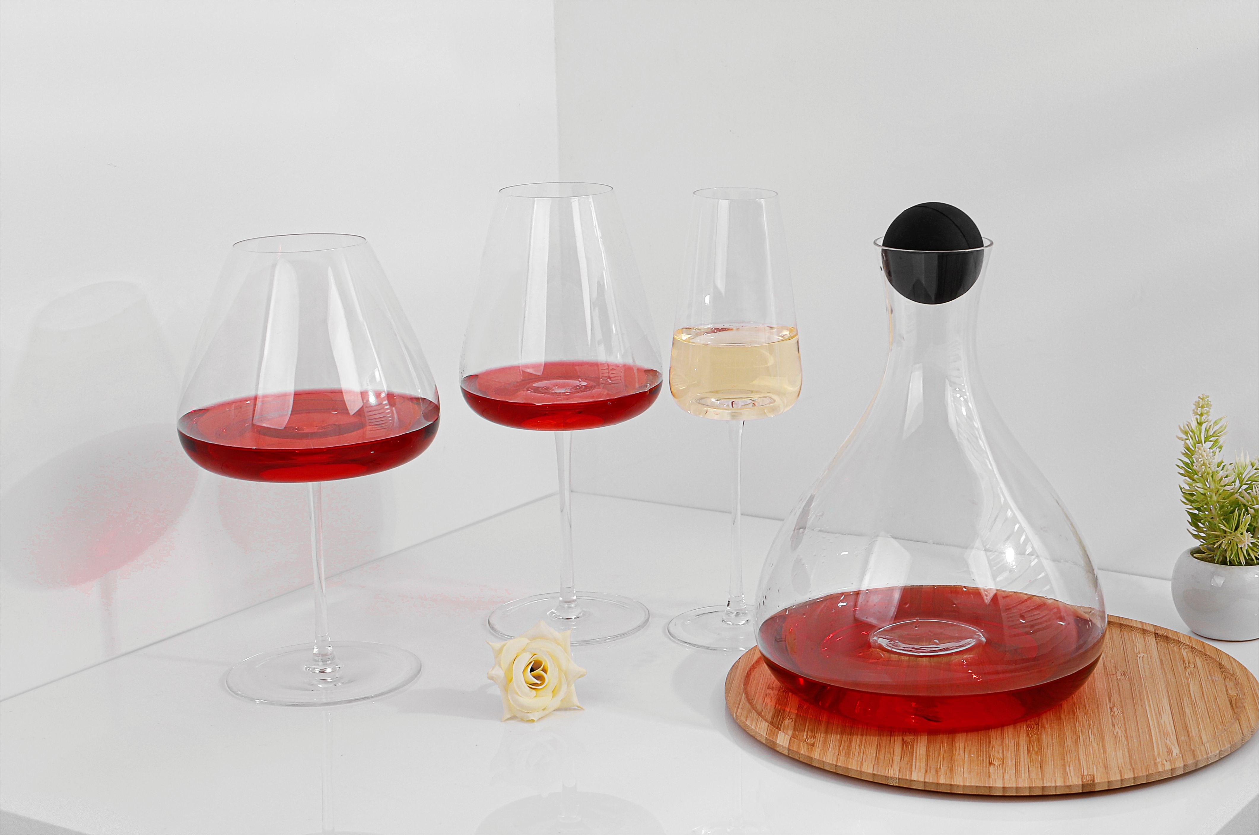 New design drinking set and red wine glasses.